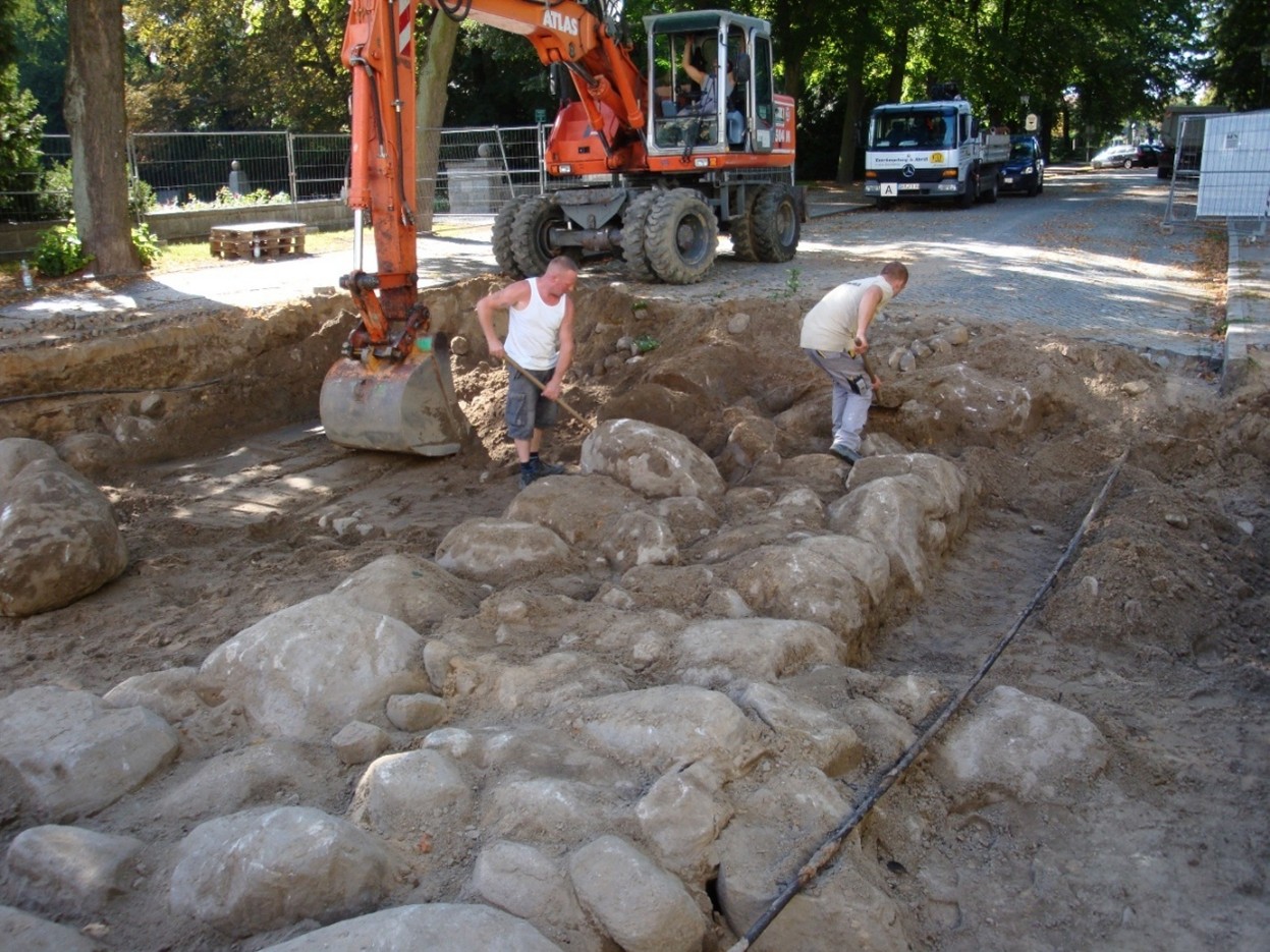 Freilegung alter Feldsteinfundamente