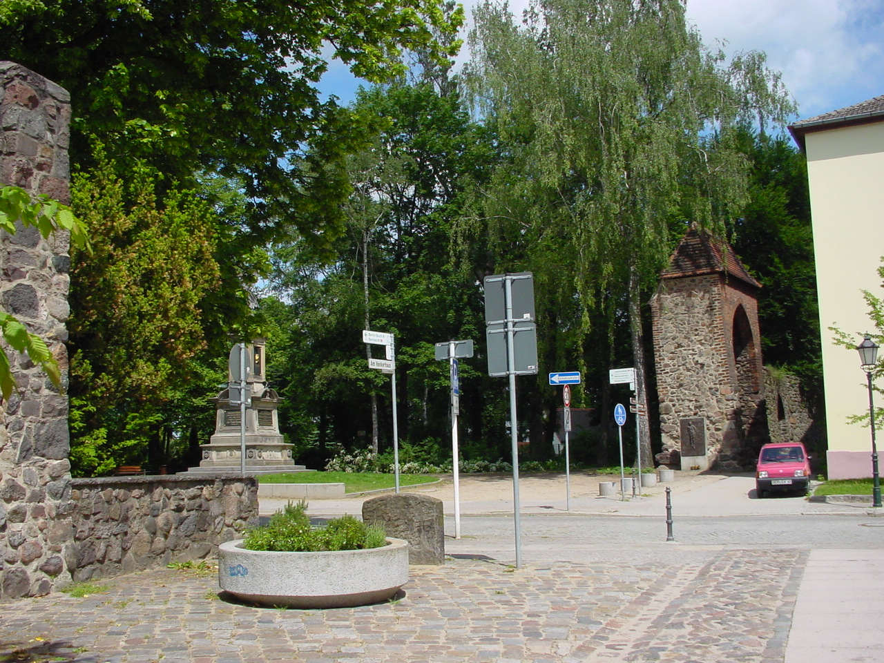 Mitglieder des Vereins zur Förderung des Wiederaufbaus des Mühlentors