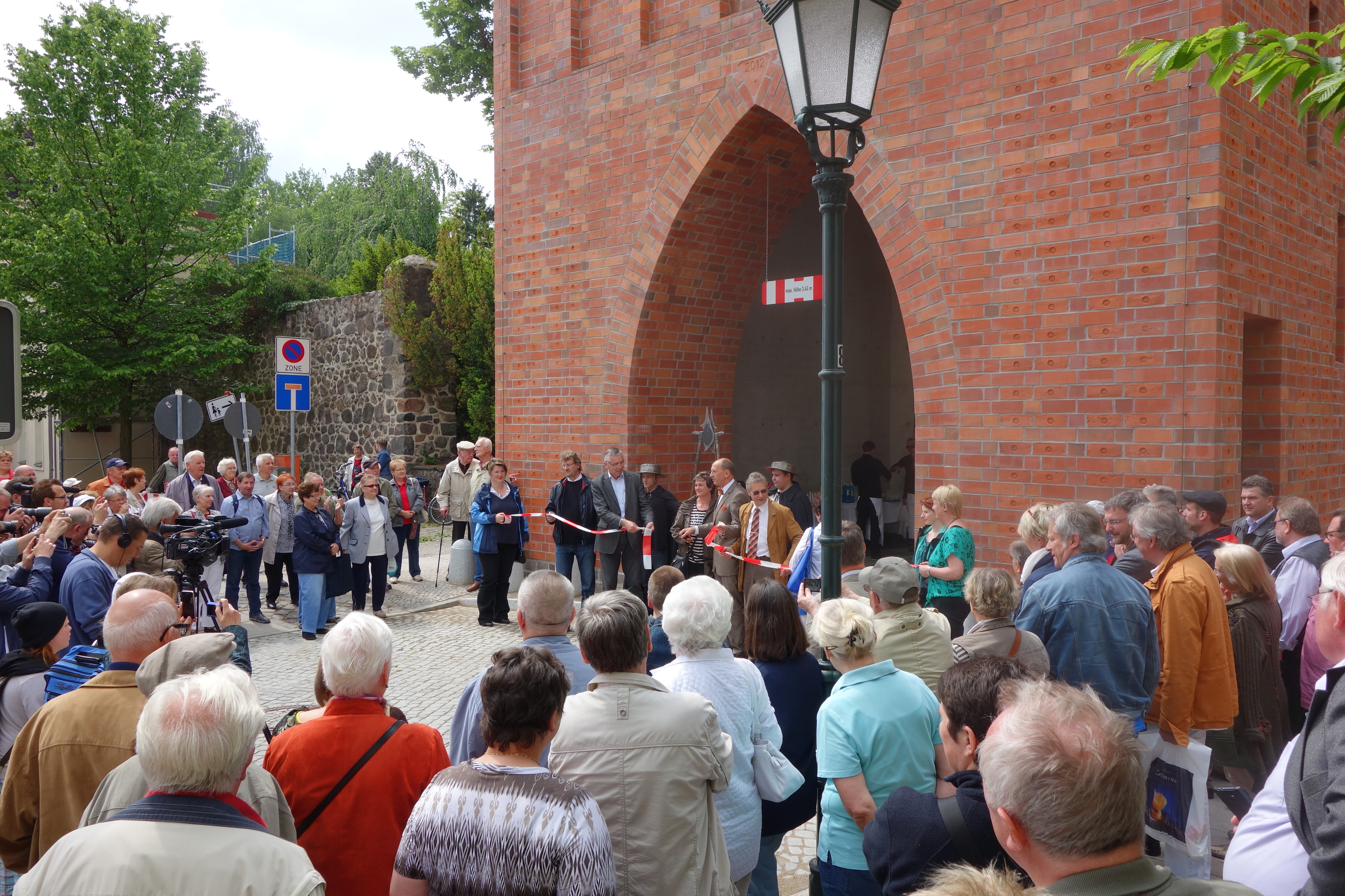 Einweihungsfeier mit rotem Band
